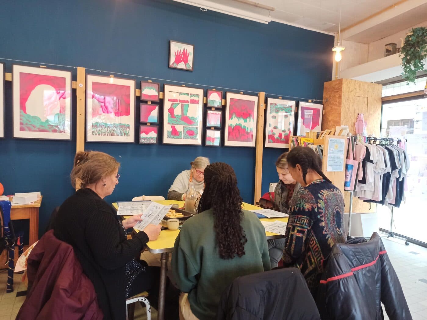 Des parents travaillent ensemble pendant un atelier de parentalité