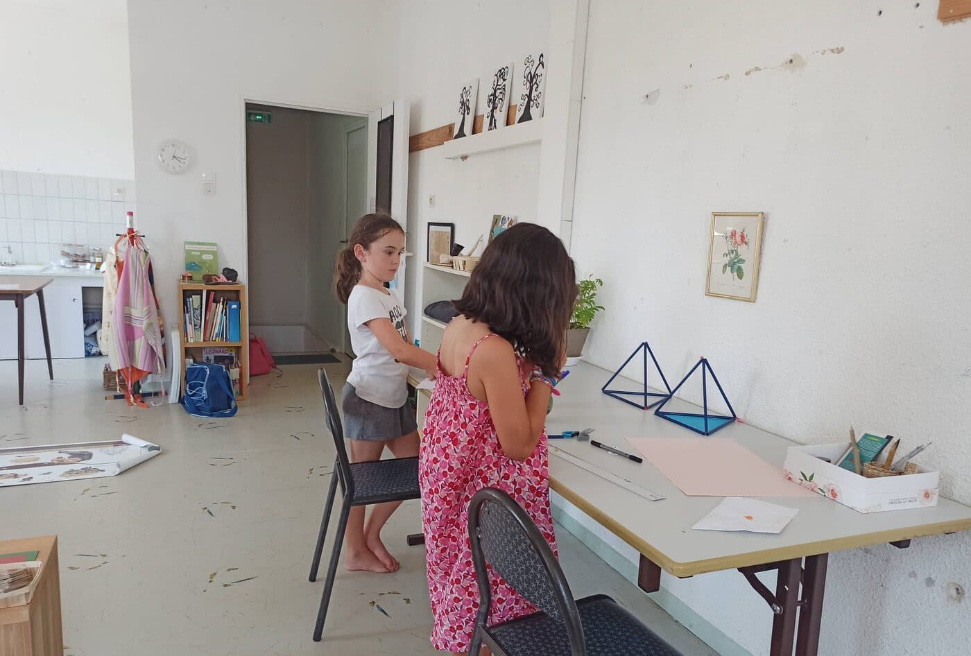 Un enfant manipule des solides géométriques Montessori