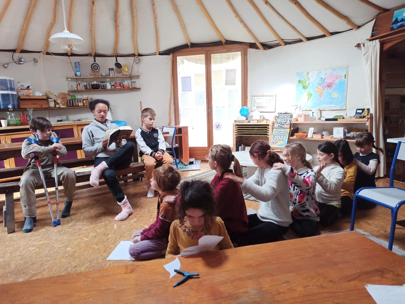 Un groupe d'enfants réunis pour une intervention dans une structure
