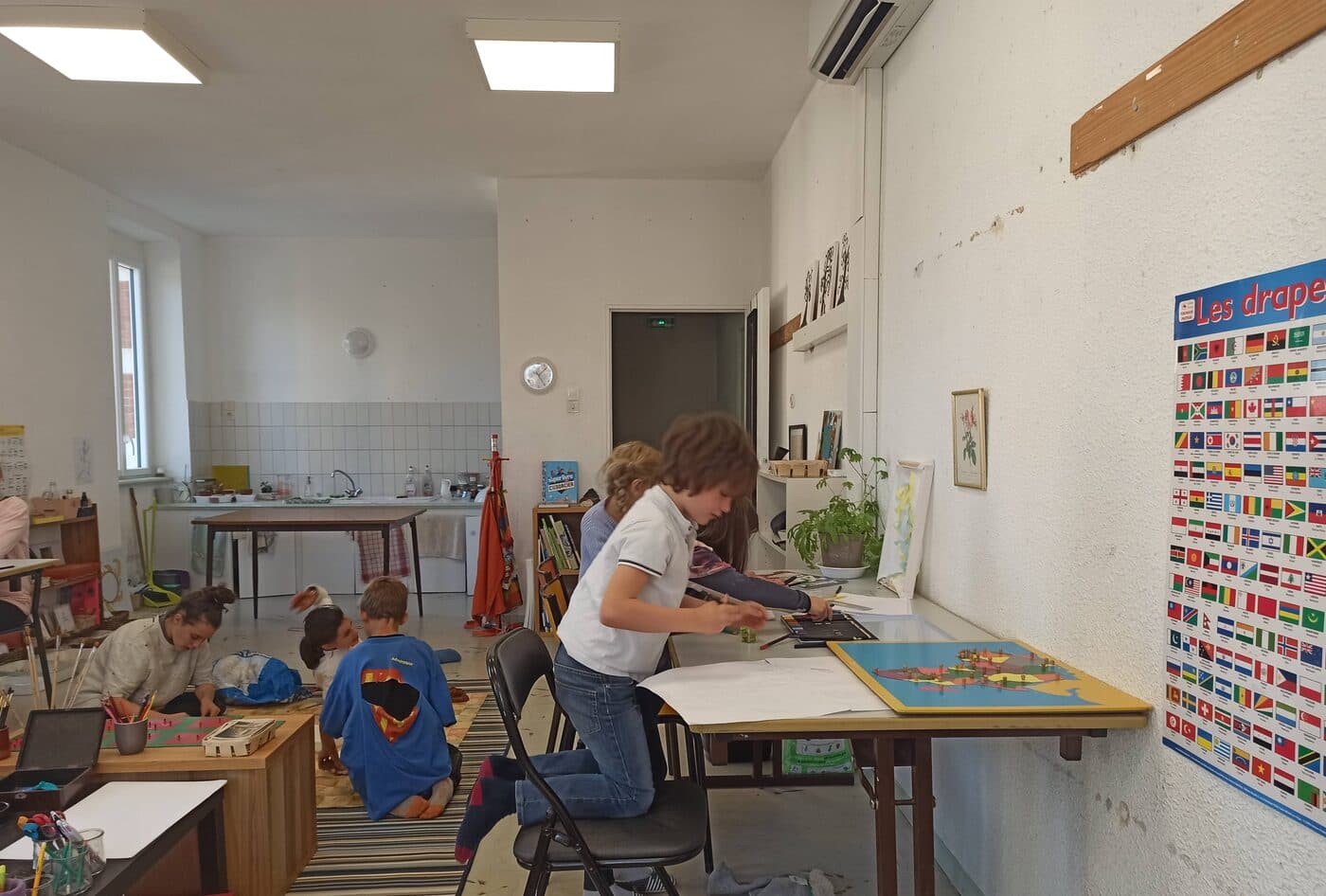 Des enfants travaillent à leur table pendant les vacances apprenantes
