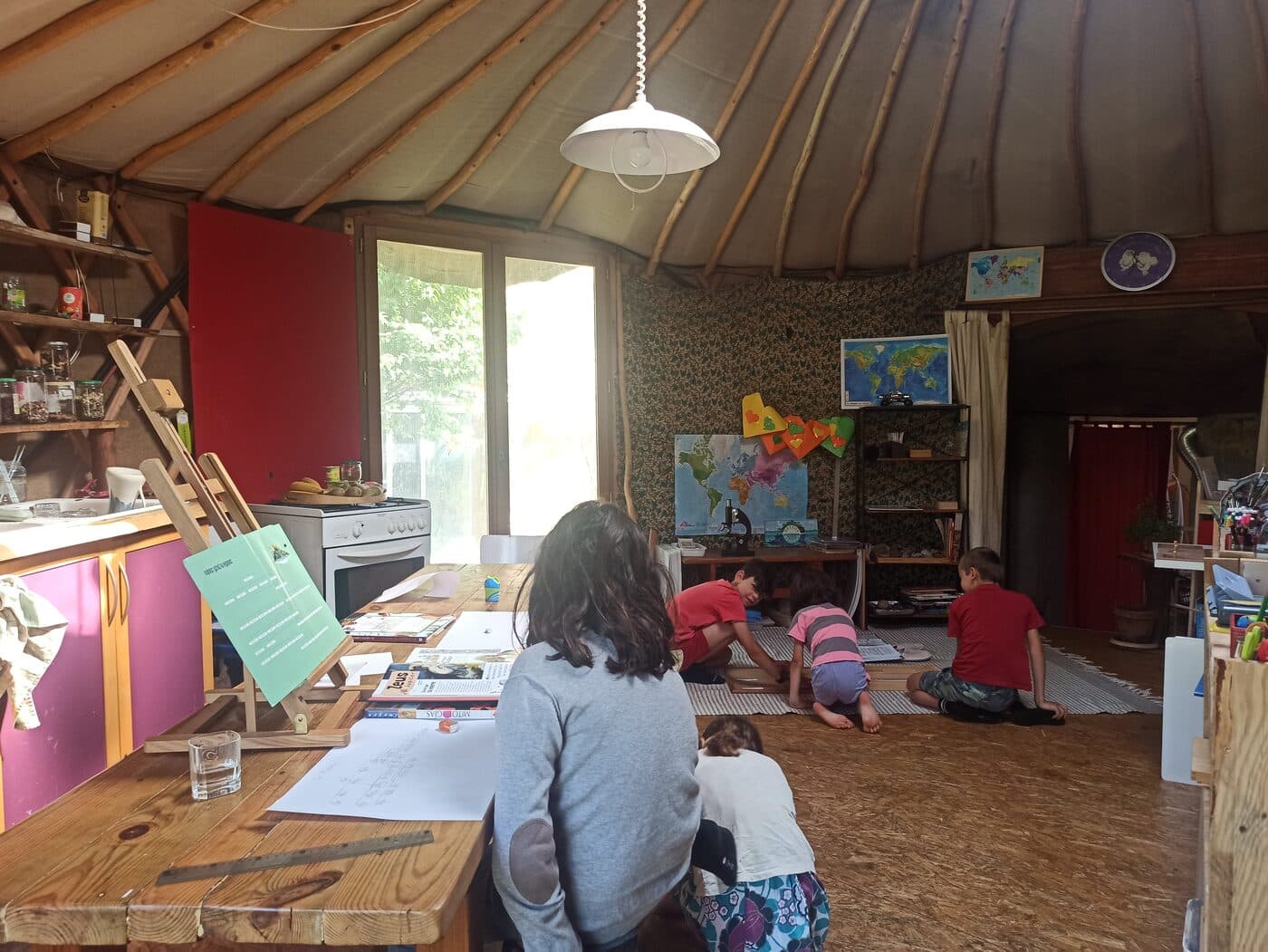 Des enfants explorent le matériel pédagogique pendant les vacances apprenantes